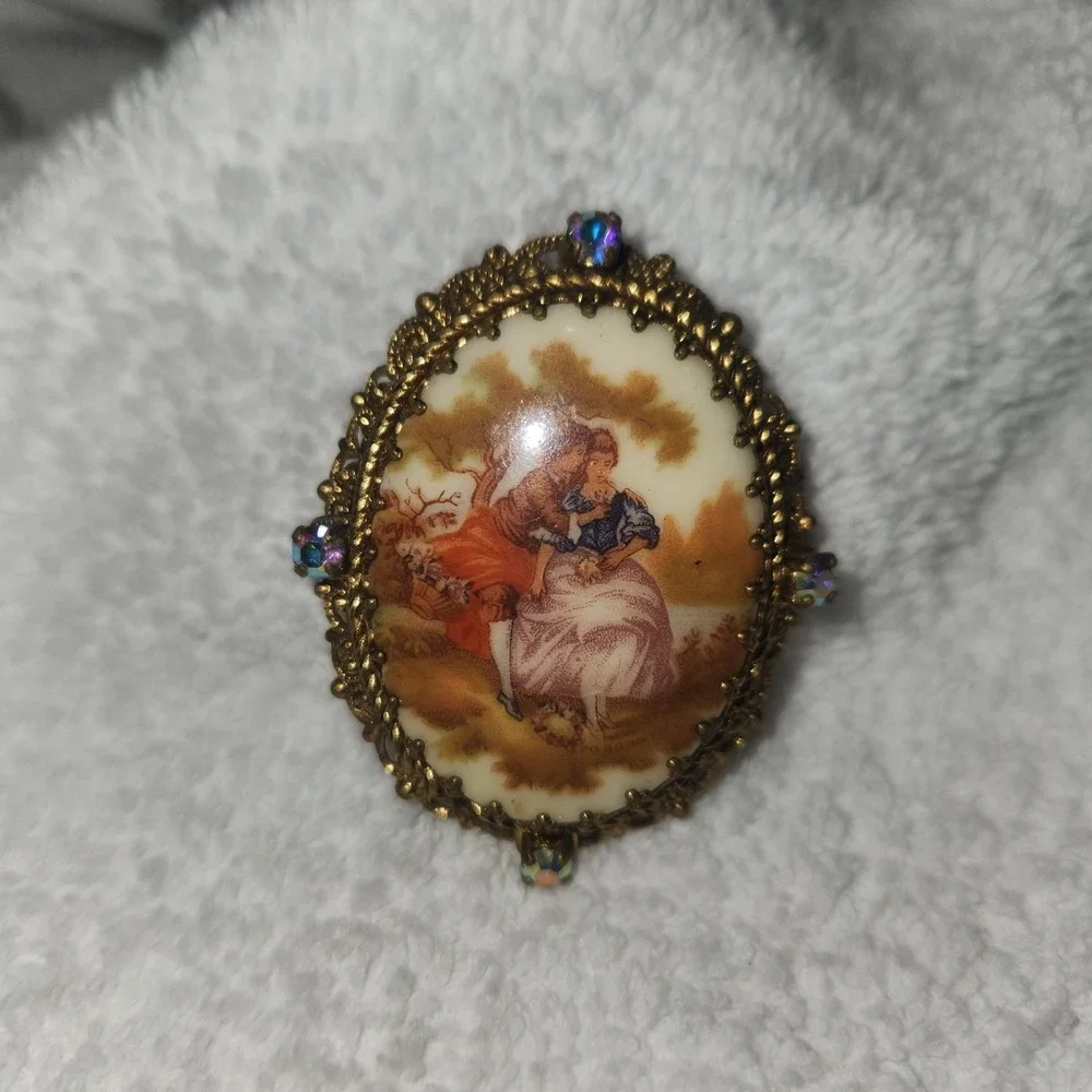 Vintage Fragonard Courting Couple Cameo Brooch Gold Tone AB Rhinestone Filigree‎
